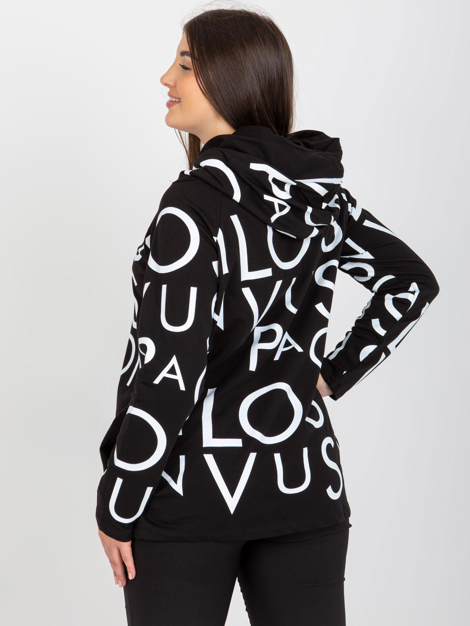 Czarna damska bluza plus size z kapturem i literami