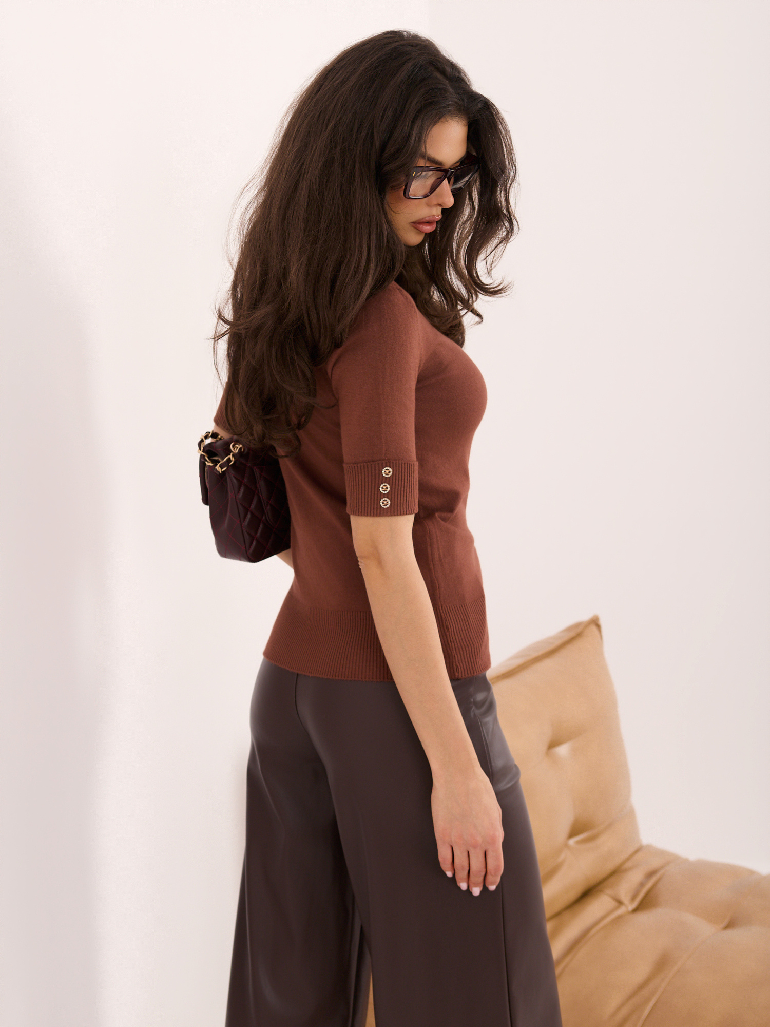 Jasnobrązowy elegancki sweter z golfem