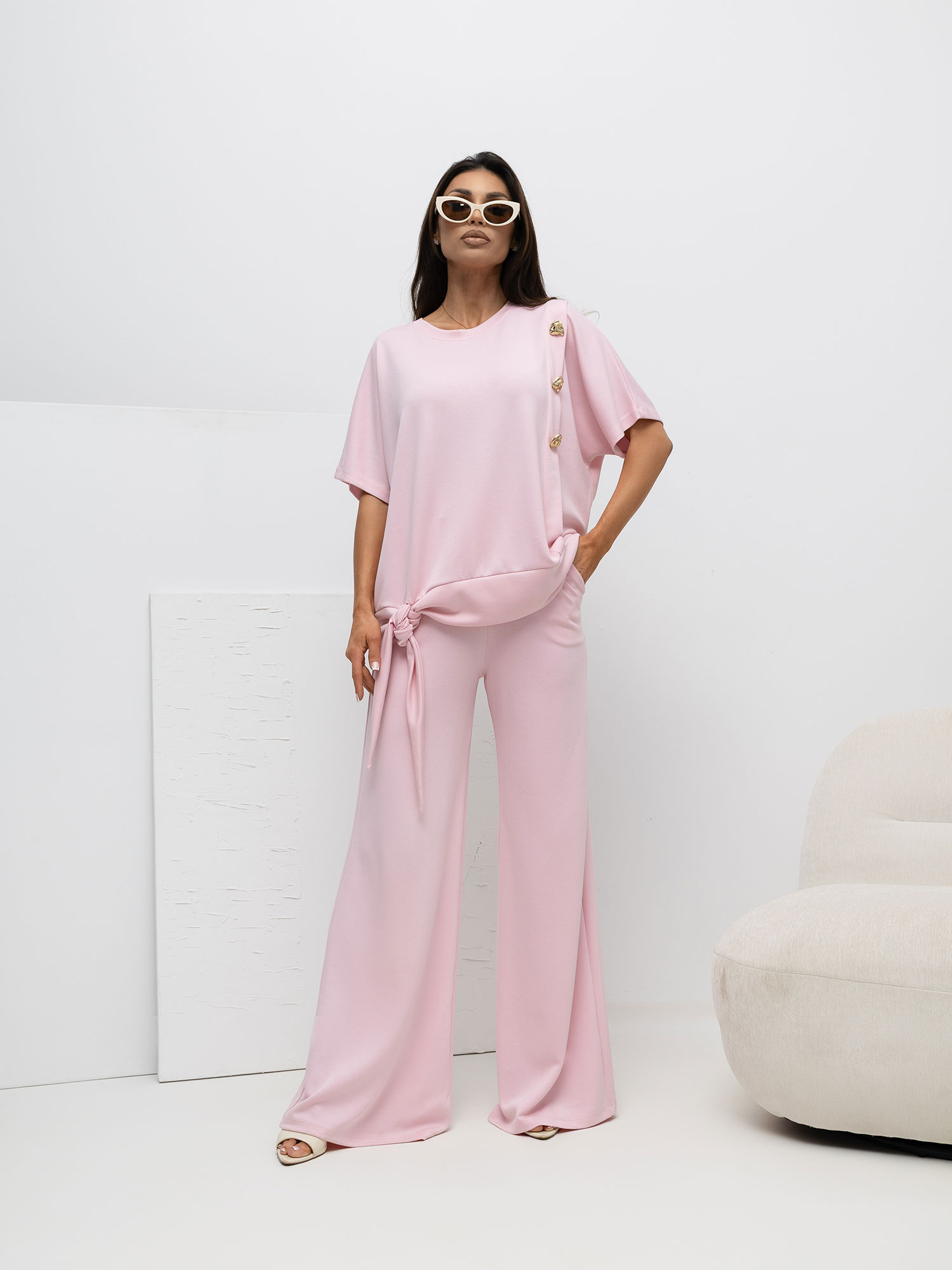 Jasnoróżowy damski komplet z ozdobnym wiązaniem 