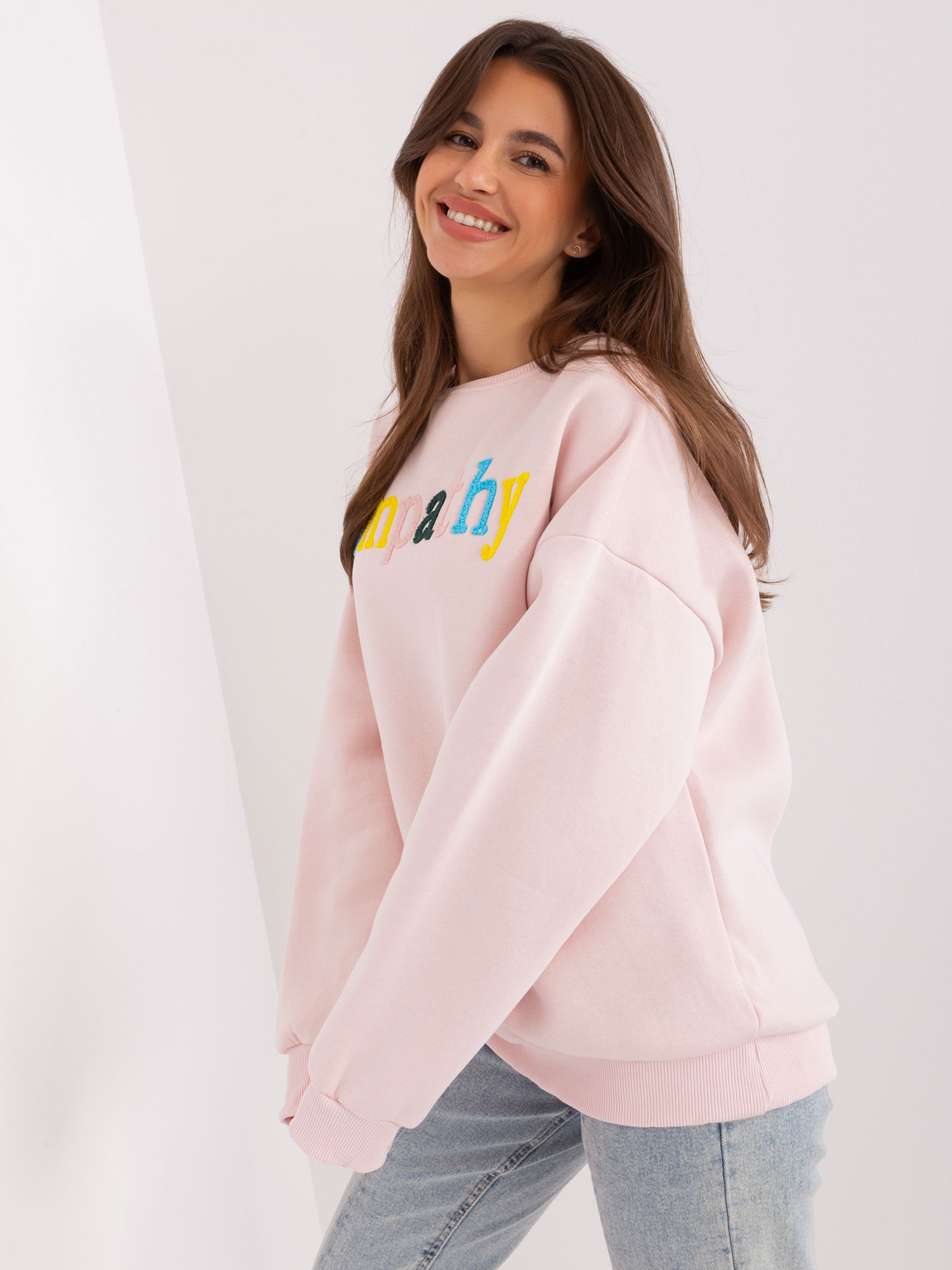Jasnoróżowa bluza bez kaptura o kroju oversize