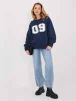 Granatowa bluza z kontrastowym nadrukiem