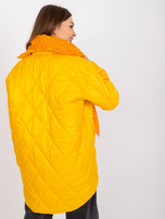 Biało-pomarańczowa chusta z printami