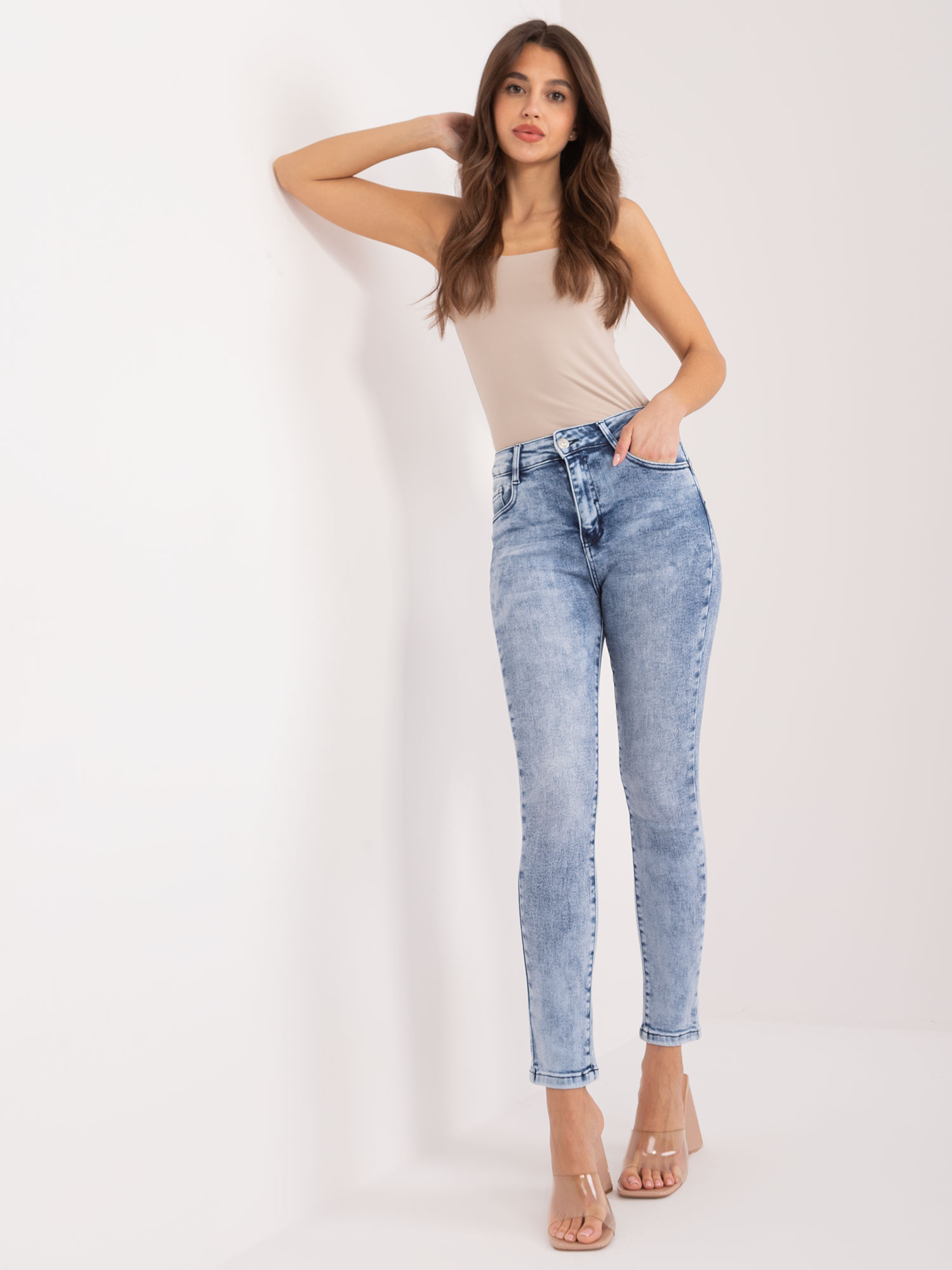 Niebieskie jeansy damskie skinny