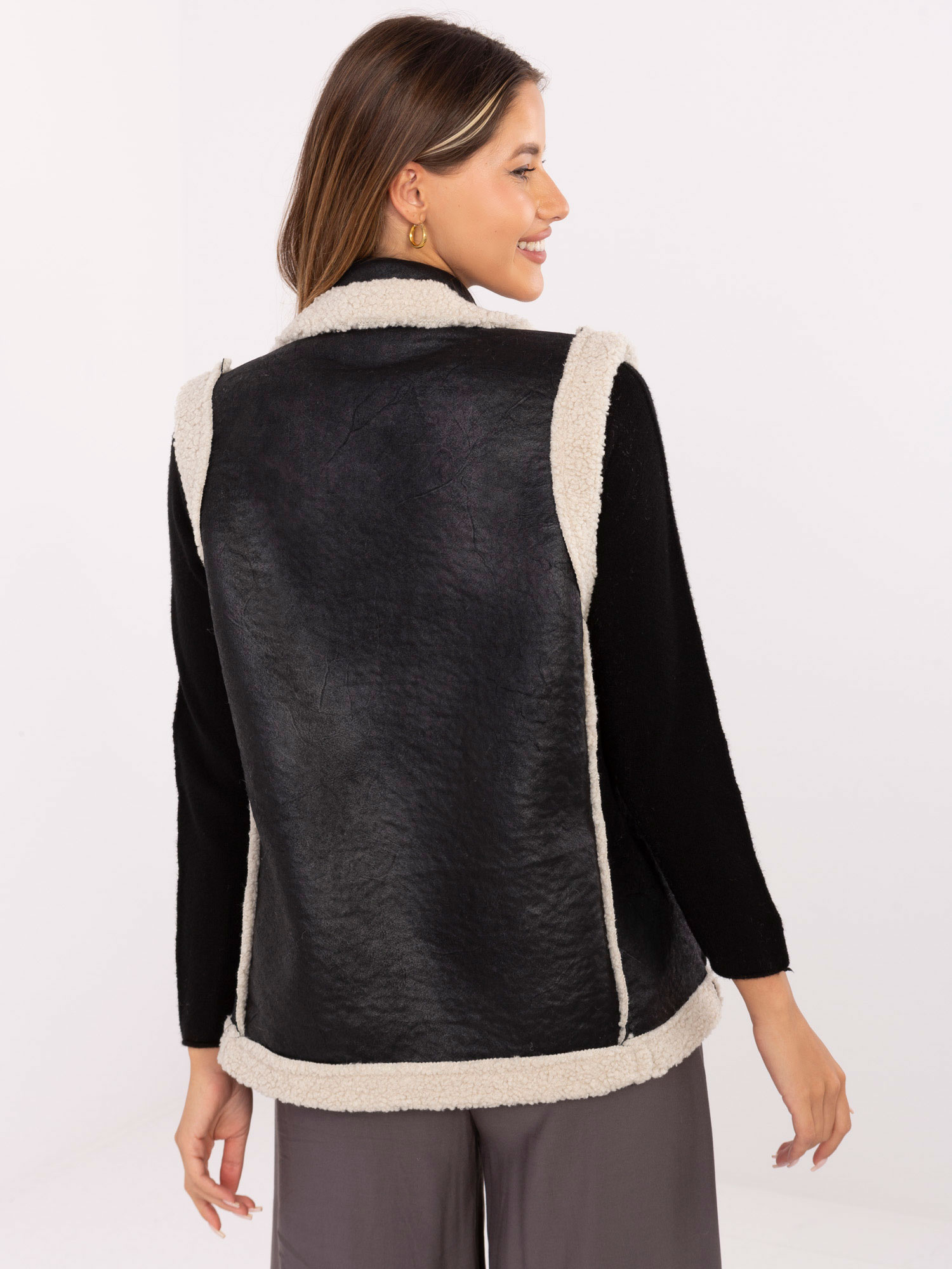 Black women's vest with sheepskin.