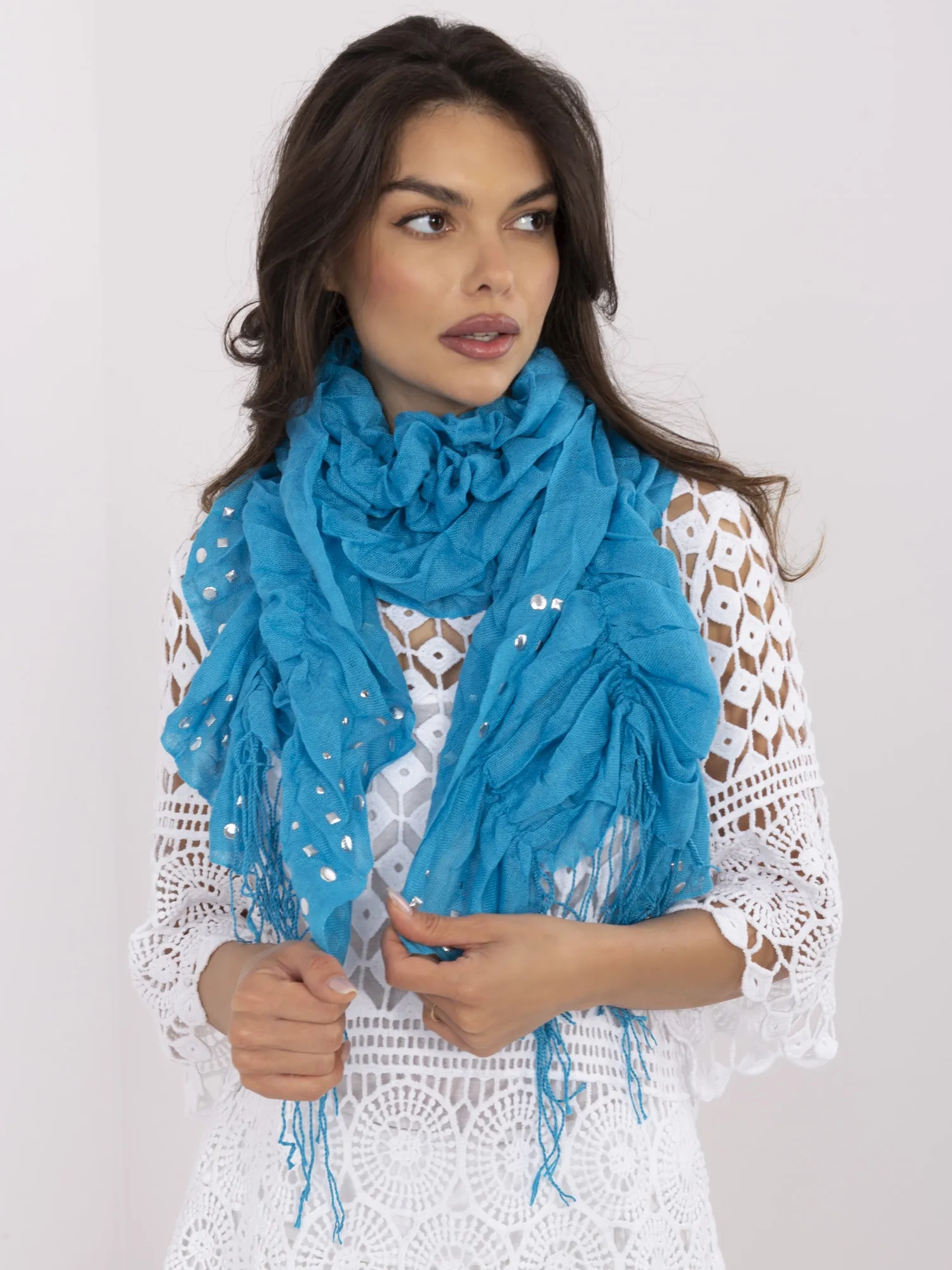 Blaue Damen-Schal mit Fransen.