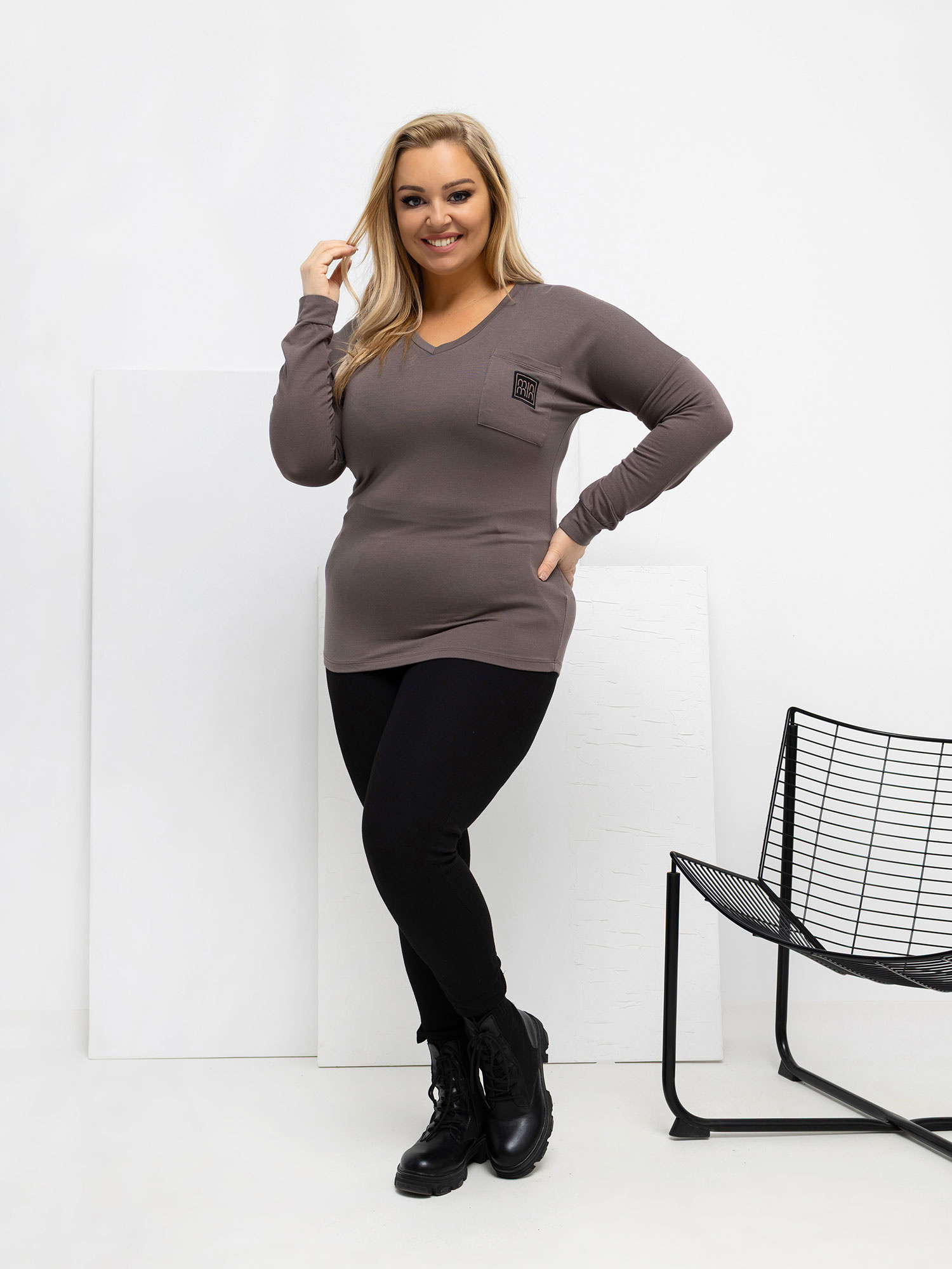 Hnědá blůza plus size s dlouhým rukávem.