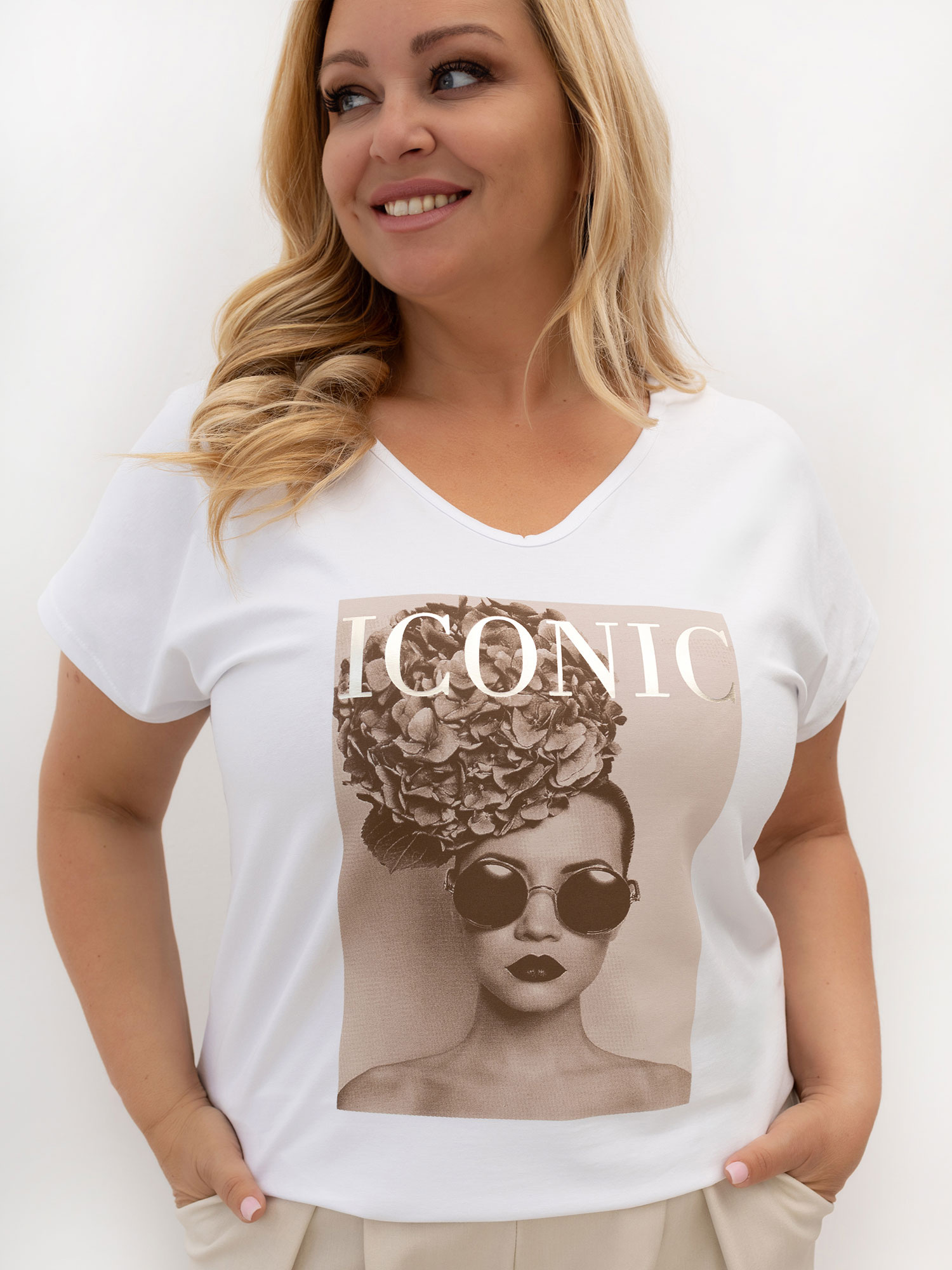 Bílý dámský tričko plus size s nápisem.