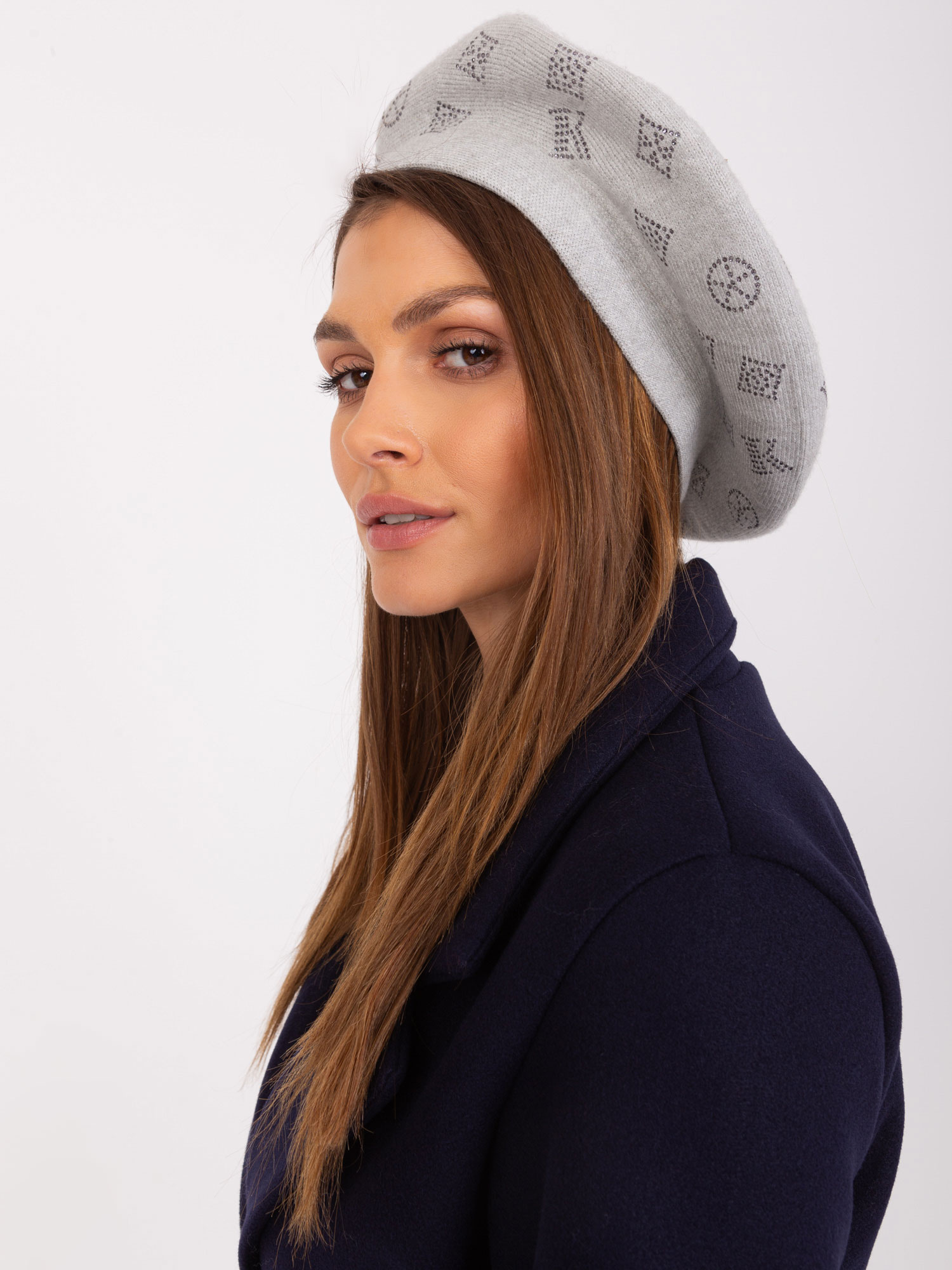 Hurt light gray knitted beret with an application.