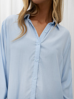 Helleblaue Damen Basic-Bluse mit Kragen.