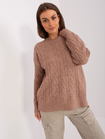 Tamsiai smėlio spalvos moteriškas megztinis su pynėmis.