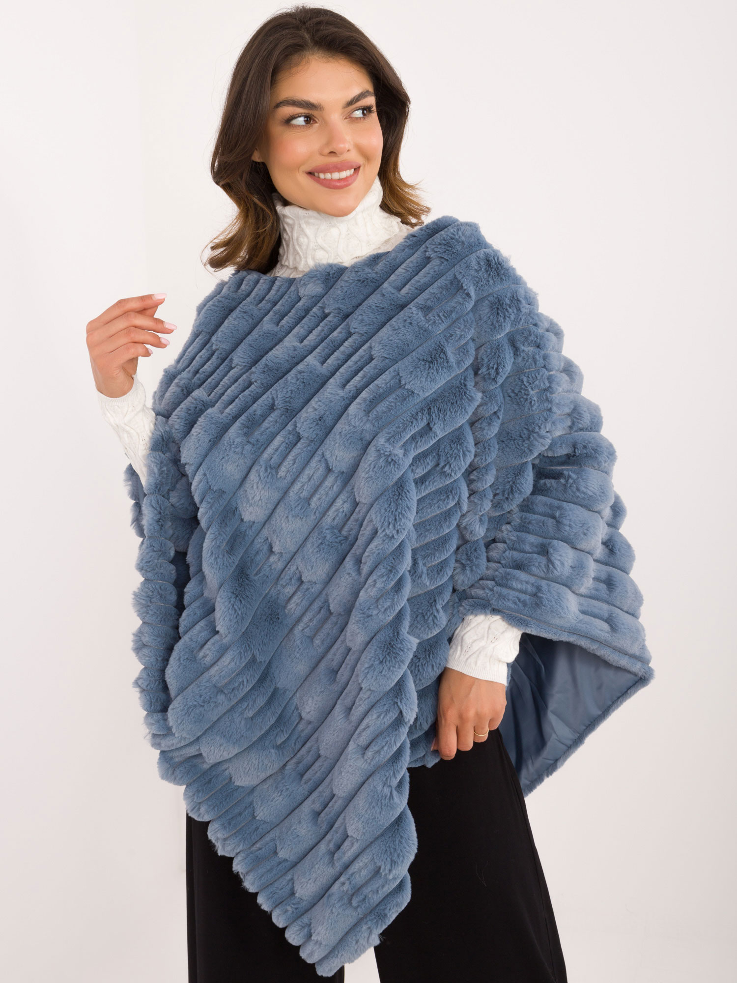 Großhandel Blaues gefüttertes Poncho aus Fell.