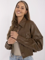 Braune Jacke aus Kunstleder mit Taschen.