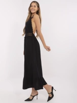 Schwarzes Musselin-Kleid mit freiem Rücken.
