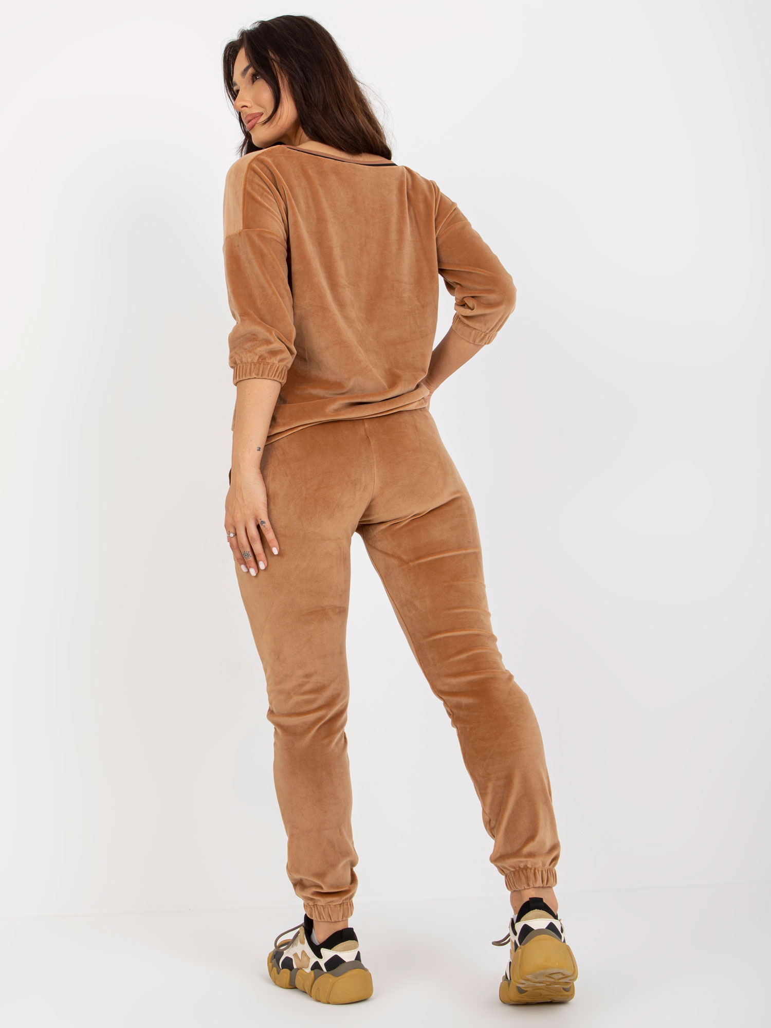 Hurt Camelowy zweiteiliger Velour-Set mit V-Ausschnitt.
