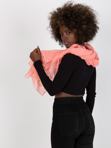 Brzoskwiniowa chusta z ozdobną aplikacją