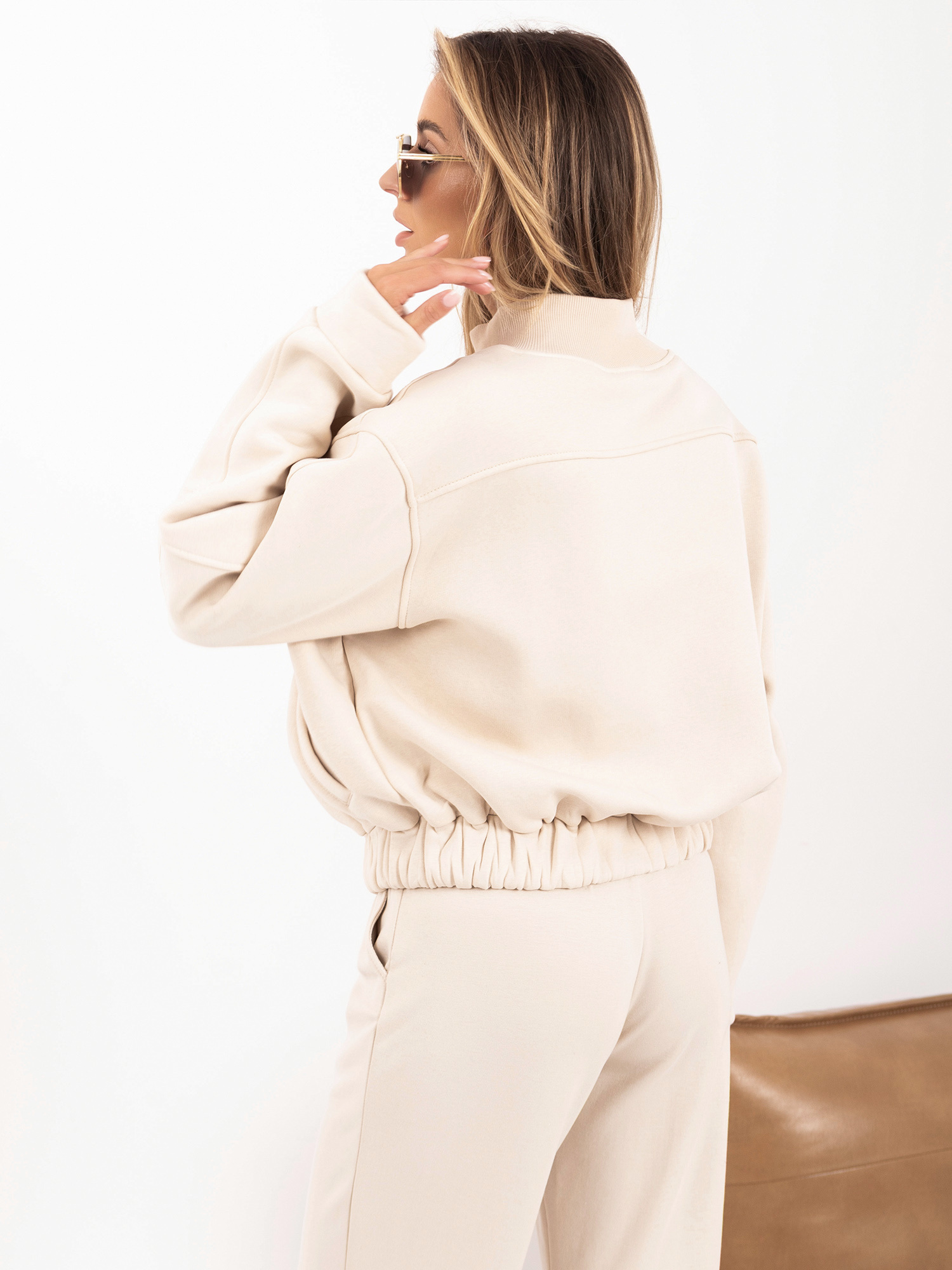 Světlobéžová zateplená mikina s límcem.
