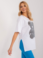 Hurt Biały bawełniany t-shirt z rozcięciami i aplikacją