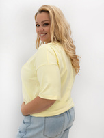 Jasnožuti t-shirt plus size s okruglim izrezom.
