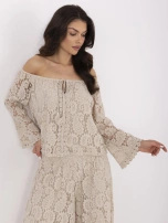 Beige Spitzenbluse im Spanischen Stil mit Bindung.