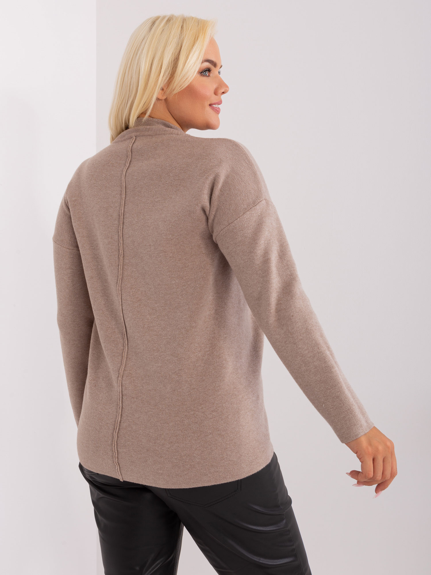 Ciemnobeżowy damski sweter plus size z półgolfem