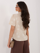 Beige Damenbluse im chinesischen Stil.