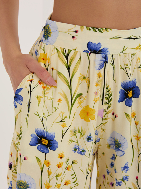 Jasnożółte letnie szorty w kwiaty SUBLEVEL