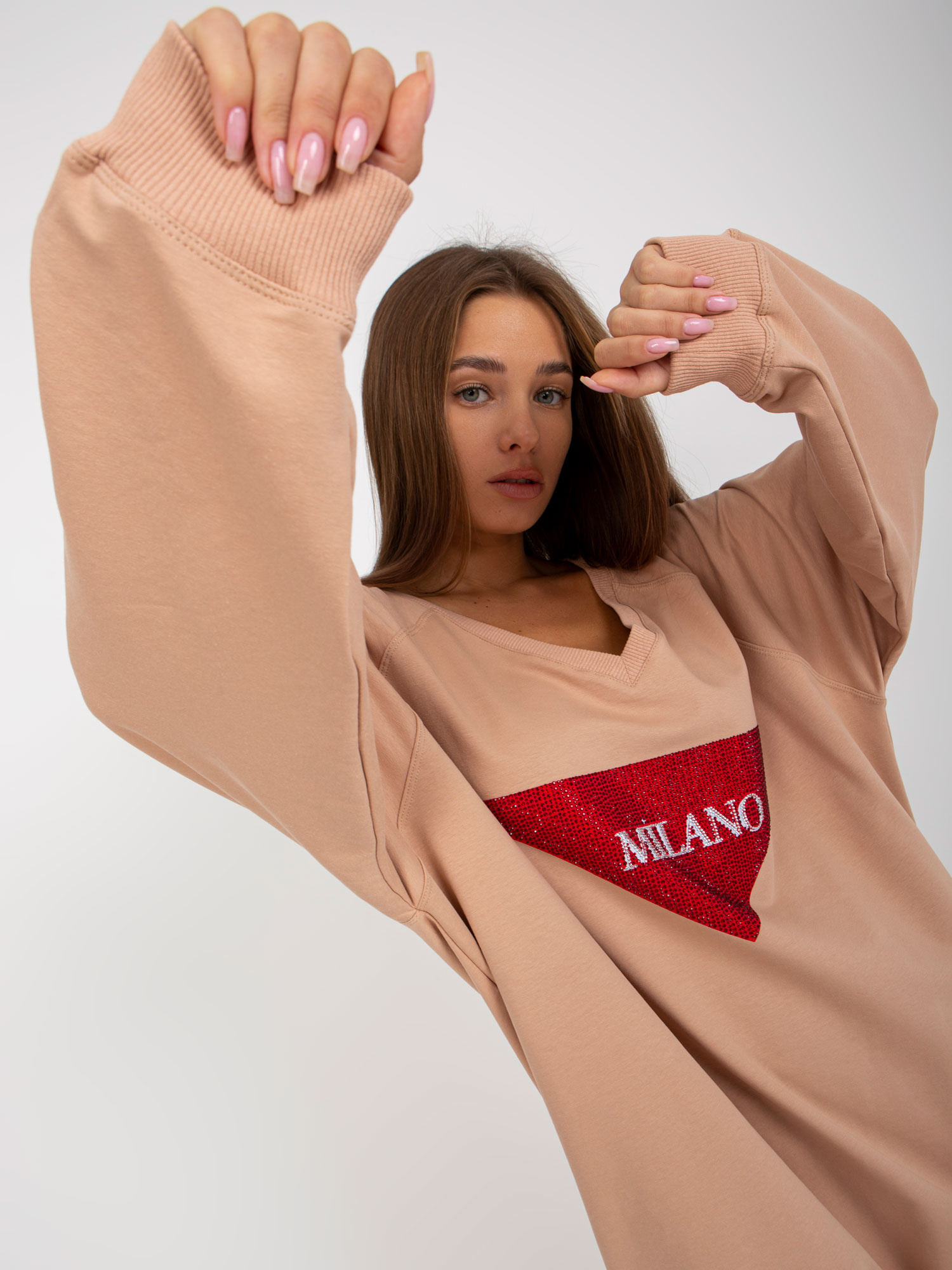Beżowa długa bluza oversize z aplikacją z dżetów