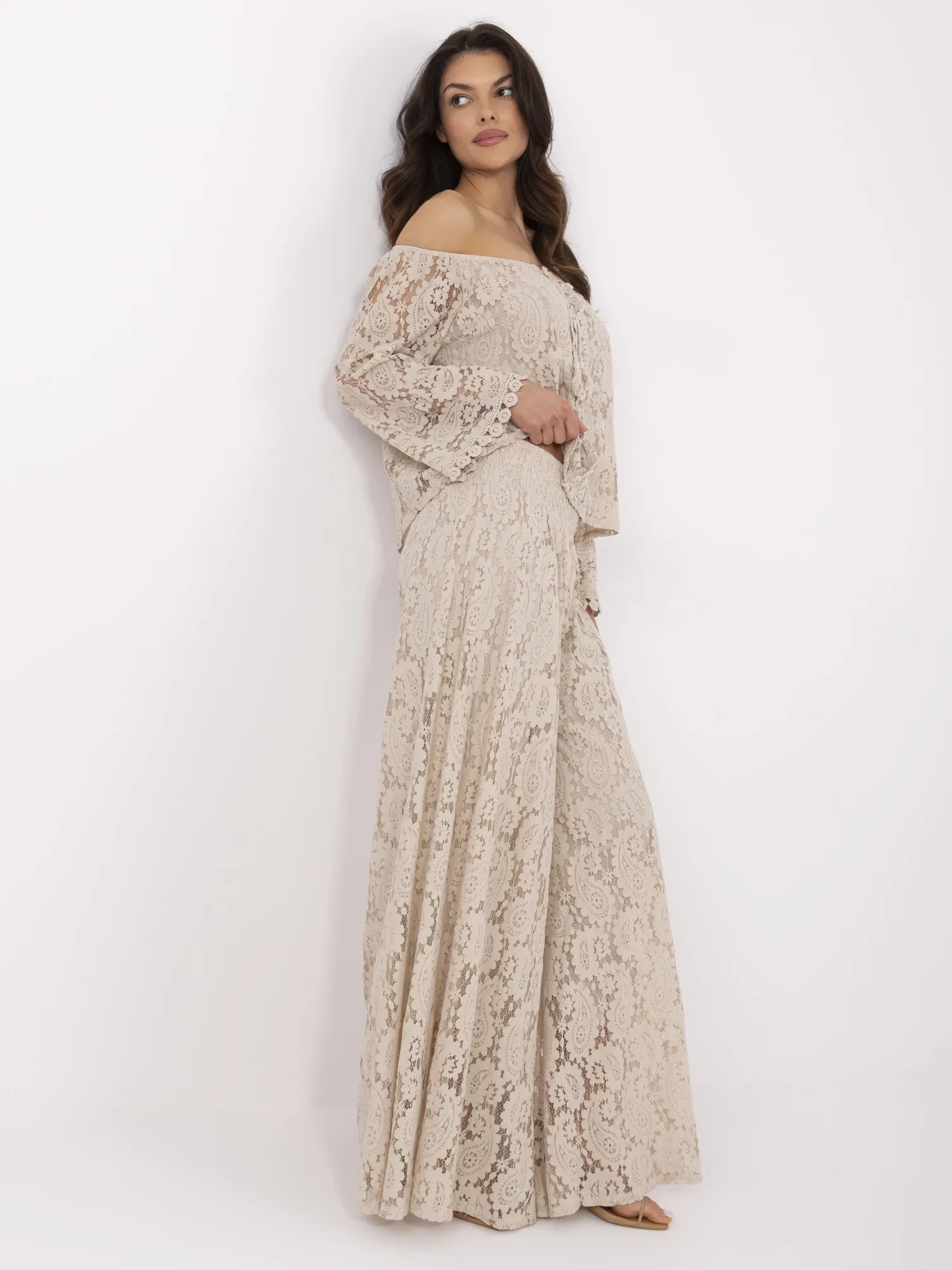 Beige breite Hosen mit Spitze.
