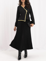 Čierna elegantná šaty s asymetrickým sakom.
