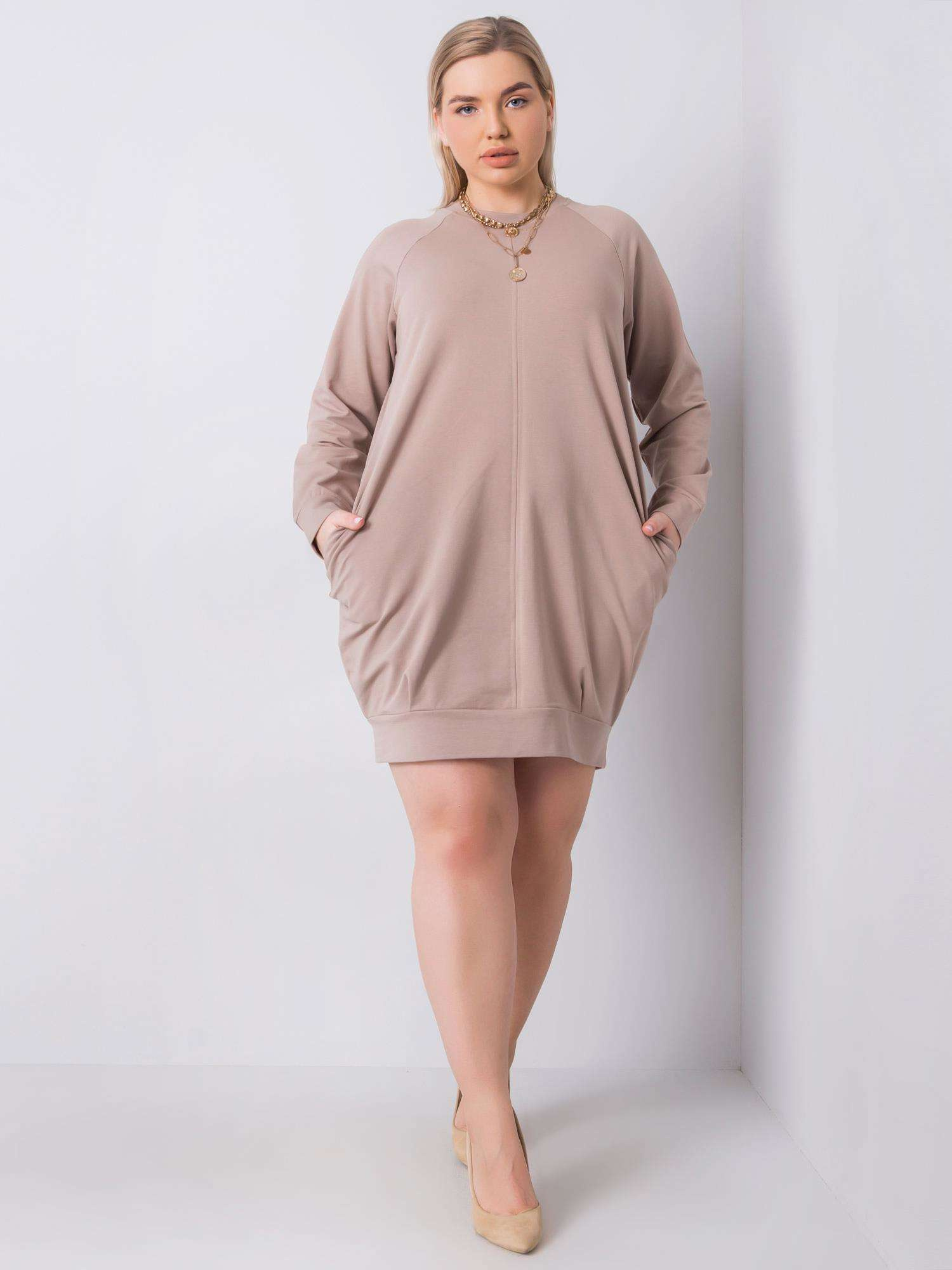 Tmavě béžová plus size šaty Ariadne.
