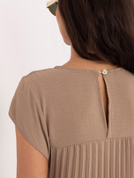 Ciemnobeżowa trapezowa sukienka z plisowaniem RUE PARIS 