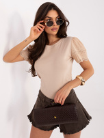 Ciemnobeżowa bluzka z ażurowym wykończeniem na rękawach