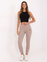 Beżowe dresowe spodnie w prążek