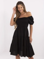 Schwarzes Sommerkleid mit kurzen Ärmeln.