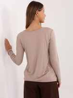 Tmavě béžová dámská blůza s dlouhým rukávem.