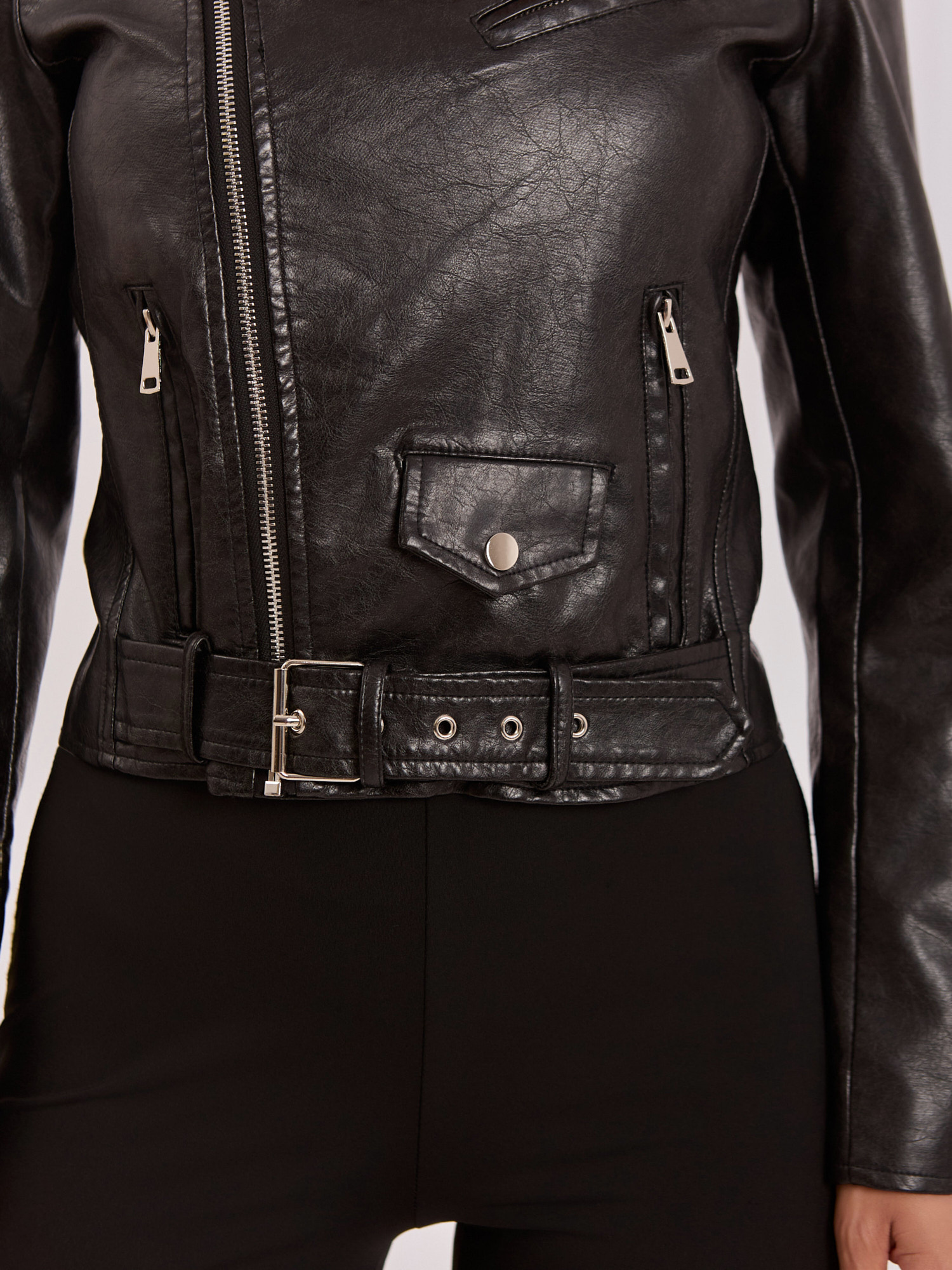 Schwarze Damenlederjacke mit Gürtel.