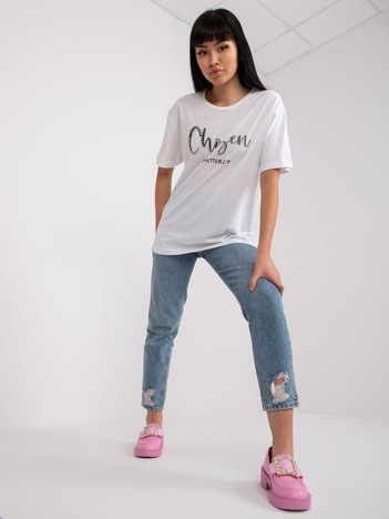 Biały damski t-shirt z napisem i aplikacją