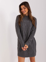 Dunkelgraues Strickkleid mit Zöpfen.