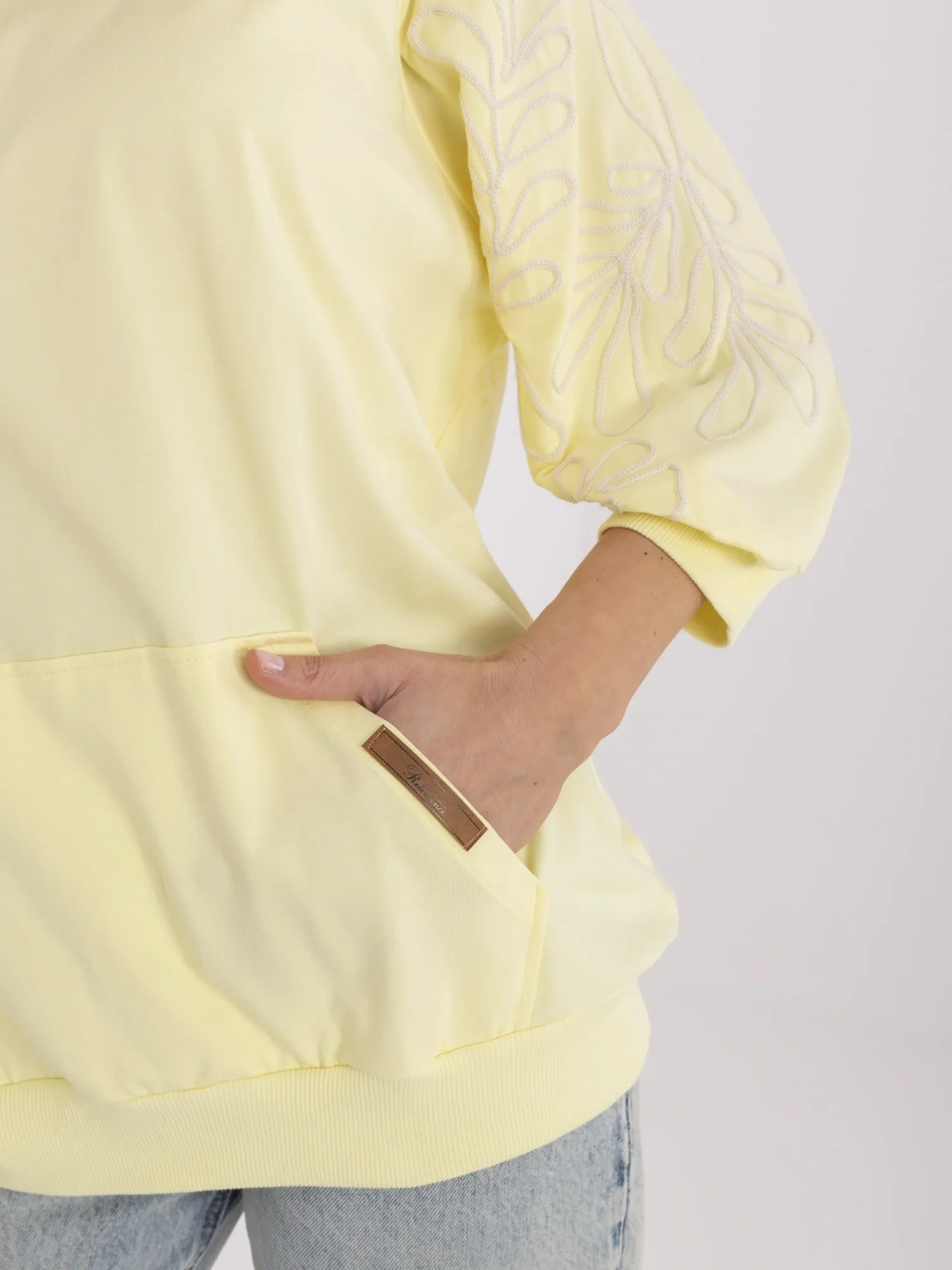 Jasnożółta bluza kangurka z haftem na rękawach RUE PARIS 
