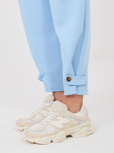 Jasnoniebieskie damskie spodnie z ozdobnymi paskami