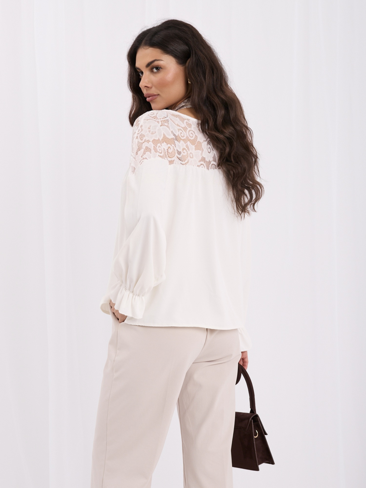 Ecru elegancka bluzka ze wzorzystą apaszką
