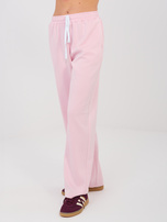 Pastelowy różowy dresowy komplet z krótką bluzą 