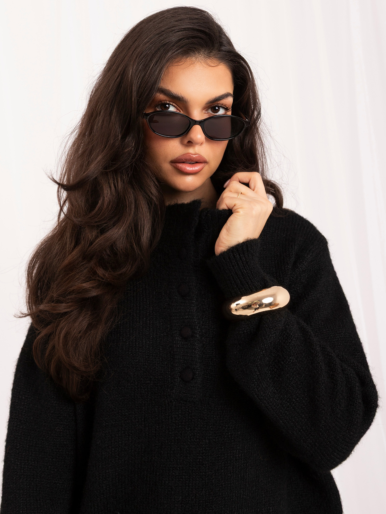 Schwarzer, warmer Pullover mit flauschiger Struktur.