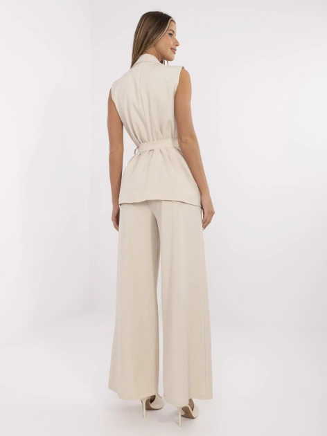 Beżowy garniturowy komplet z długą kamizelką