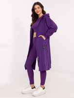 Dunkellila Sweatanzug mit langem Pullover.