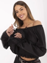 Juoda off-shoulder bluzonė su raišteliu aplink iškirptę.