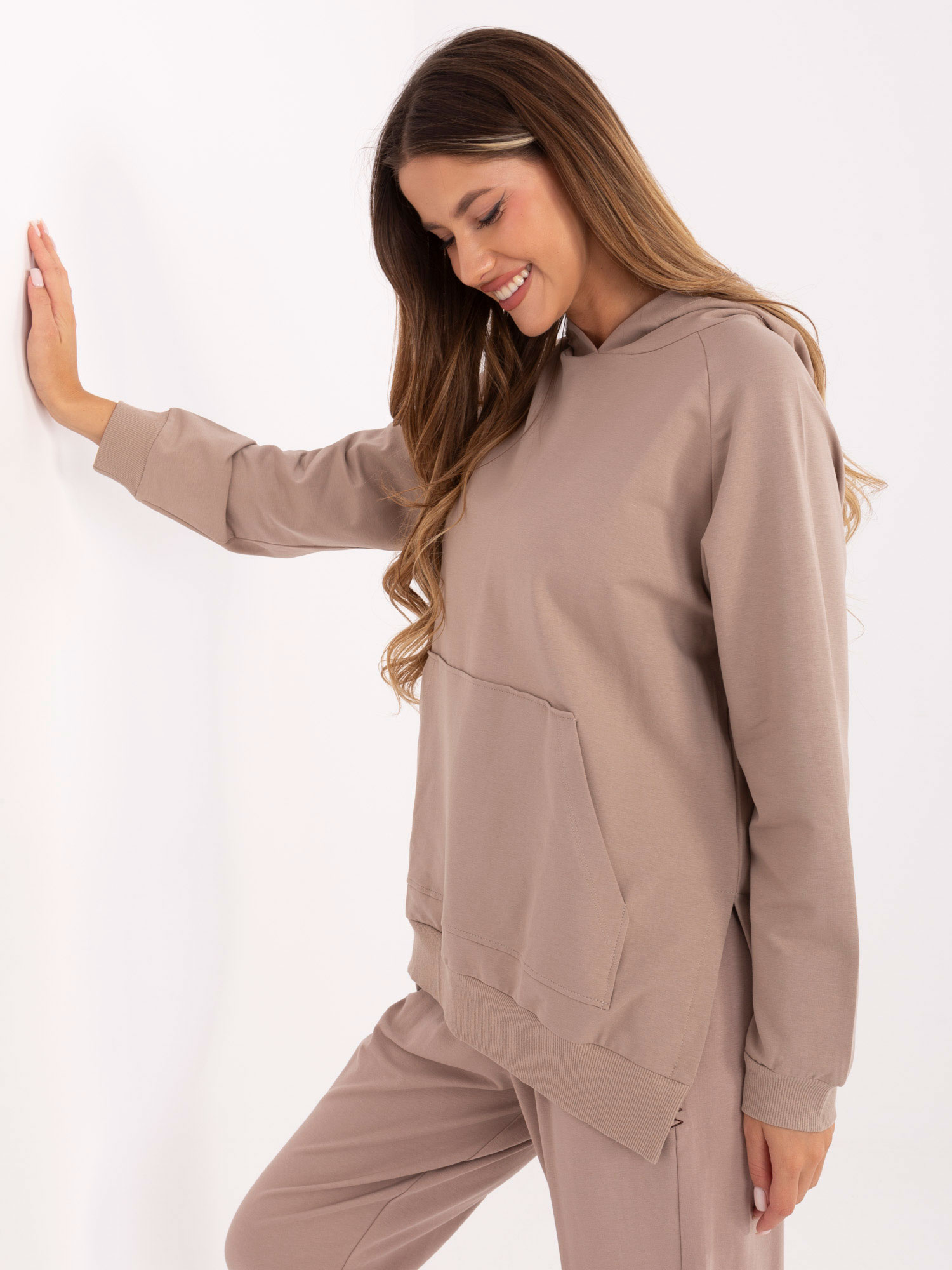 Tmavě béžová basic mikina oversize.
