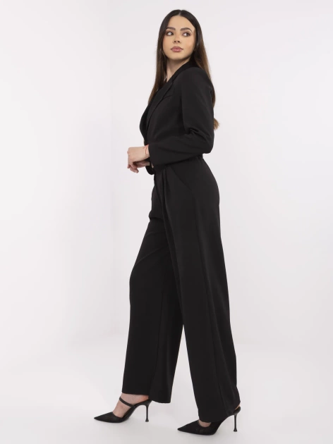 Czarny damski garnitur z szerokimi spodniami