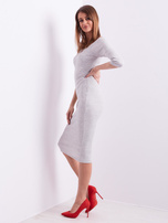 Jasnoszara prążkowana sukienka odsłaniająca ramiona