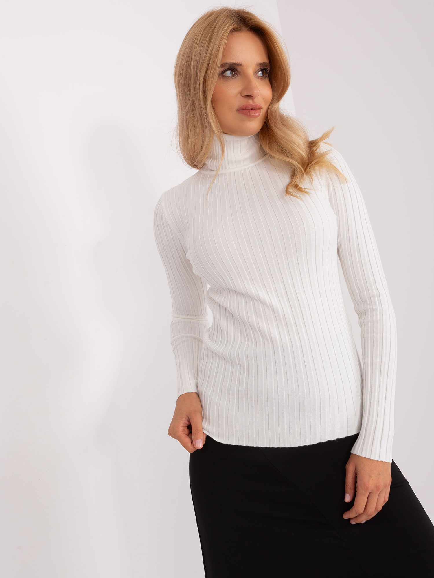 Ecru dopasowany sweter z golfem